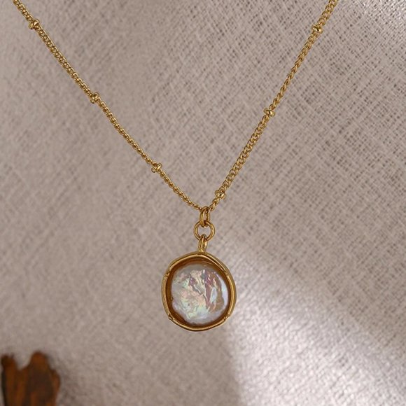 NEW 18K Gold Plated Mother Of Pearl Shell Oval Pendant Necklace - Picture 2 of 6